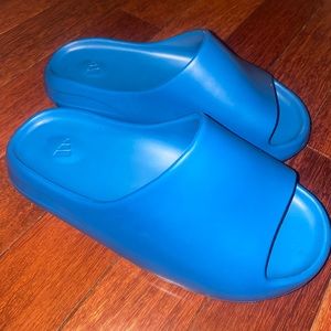 Worn twice, really comfortable, I have the box.